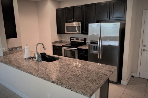 Touwnhouse à louer à Miramar, Floride: 3 chambres, 185.8 m2 № 2000979 - photo 8