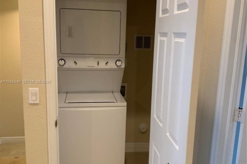 Touwnhouse à louer à Miramar, Floride: 3 chambres, 185.8 m2 № 2000979 - photo 10