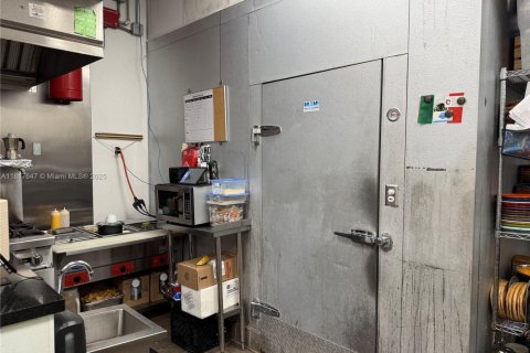 Propiedad comercial en venta en Miami, Florida № 1774336 - foto 10