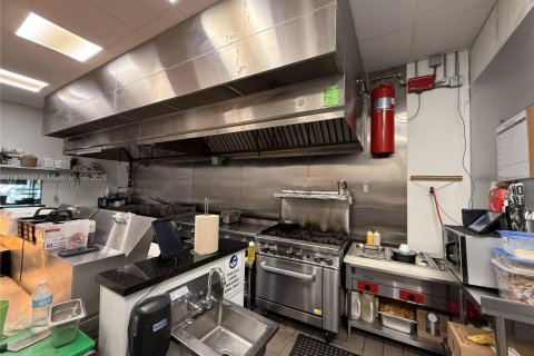 Propiedad comercial en venta en Miami, Florida № 1774336 - foto 7