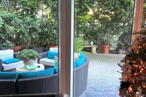 Condo in Miami Beach, Florida, 2 bedrooms  № 2052898 - photo 25