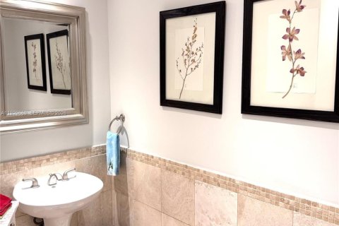 Condo in Miami Beach, Florida, 2 bedrooms  № 2052898 - photo 8