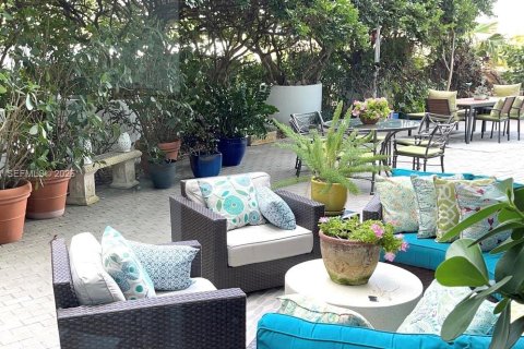 Condo in Miami Beach, Florida, 2 bedrooms  № 2052898 - photo 27