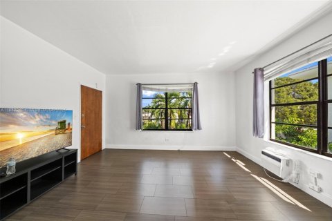 Propiedad comercial en venta en Miami Beach, Florida, 344.39 m2 № 1938839 - foto 4