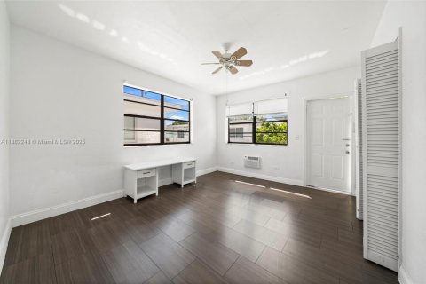 Commercial property in Miami Beach, Florida 344.39 sq.m. № 1938839 - photo 9
