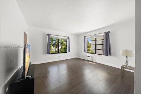 Commercial property in Miami Beach, Florida 344.39 sq.m. № 1938839 - photo 5
