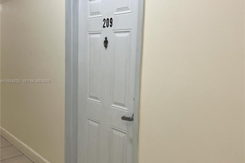 Apartment in Miami, Florida 1 bedroom, 65.03 sq.m. № 1983467 - photo 10