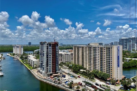 Copropriété à louer à Sunny Isles Beach, Floride: 2 chambres, 135.92 m2 № 2019657 - photo 2