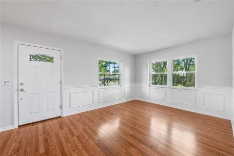 House in Tampa, Florida 4 bedrooms, 111.48 sq.m. № 2150773 - photo 5