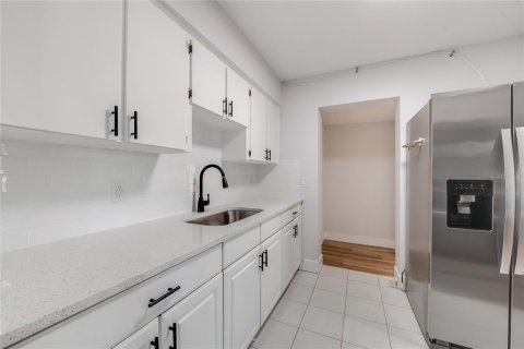 House in Tampa, Florida 4 bedrooms, 111.48 sq.m. № 2150773 - photo 12