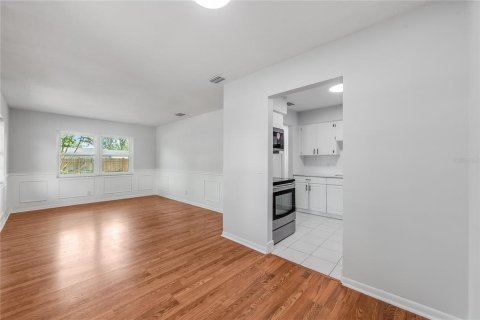 House in Tampa, Florida 4 bedrooms, 111.48 sq.m. № 2150773 - photo 7