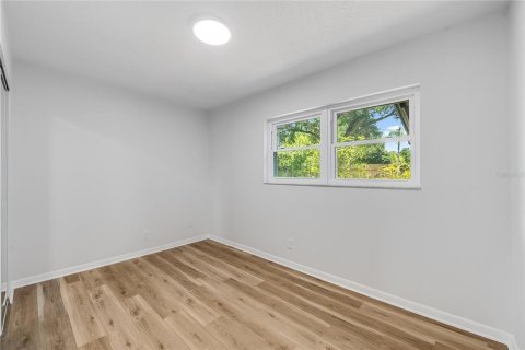 House in Tampa, Florida 4 bedrooms, 111.48 sq.m. № 2150773 - photo 17