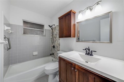 House in Tampa, Florida 4 bedrooms, 111.48 sq.m. № 2150773 - photo 19