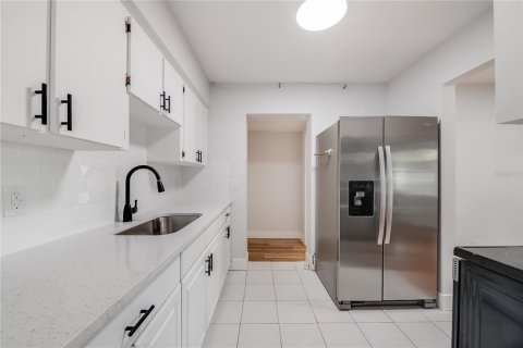 House in Tampa, Florida 4 bedrooms, 111.48 sq.m. № 2150773 - photo 13