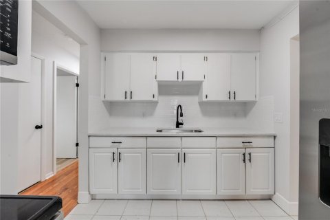 House in Tampa, Florida 4 bedrooms, 111.48 sq.m. № 2150773 - photo 11