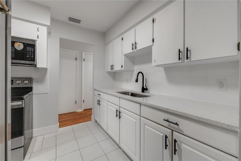 House in Tampa, Florida 4 bedrooms, 111.48 sq.m. № 2150773 - photo 10