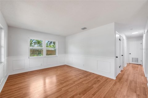 House in Tampa, Florida 4 bedrooms, 111.48 sq.m. № 2150773 - photo 8