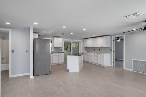 House in Hudson, Florida 3 bedrooms, 121.89 sq.m. № 1904617 - photo 7