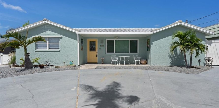 House in Hudson, Florida 3 bedrooms, 121.89 sq.m. № 1904617