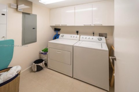 Condo in Sunny Isles Beach, Florida, 2 bedrooms  № 2046798 - photo 27