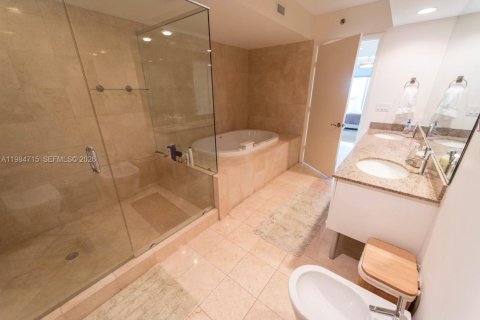 Condo in Sunny Isles Beach, Florida, 2 bedrooms  № 2046798 - photo 22