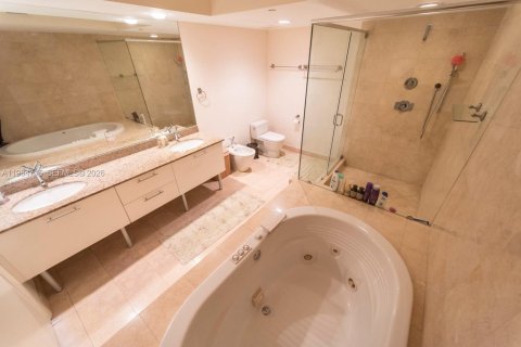 Condo in Sunny Isles Beach, Florida, 2 bedrooms  № 2046798 - photo 23