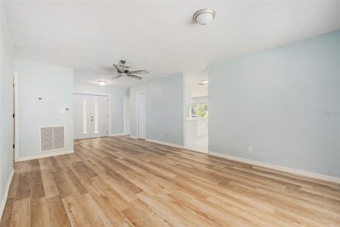 House in Temple Terrace, Florida 4 bedrooms, 177.44 sq.m. № 1805813 - photo 6