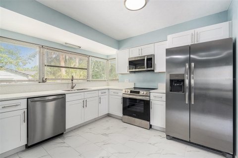 House in Temple Terrace, Florida 4 bedrooms, 177.44 sq.m. № 1805813 - photo 12