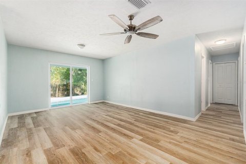 House in Temple Terrace, Florida 4 bedrooms, 177.44 sq.m. № 1805813 - photo 8