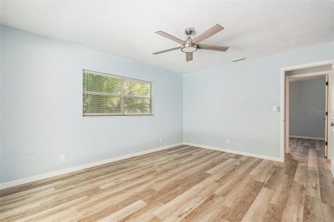 House in Temple Terrace, Florida 4 bedrooms, 177.44 sq.m. № 1805813 - photo 15