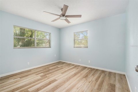 House in Temple Terrace, Florida 4 bedrooms, 177.44 sq.m. № 1805813 - photo 17