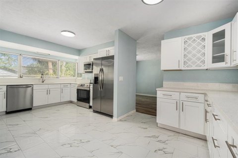 House in Temple Terrace, Florida 4 bedrooms, 177.44 sq.m. № 1805813 - photo 14