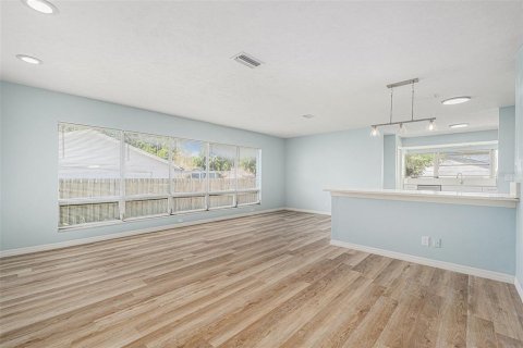 House in Temple Terrace, Florida 4 bedrooms, 177.44 sq.m. № 1805813 - photo 9