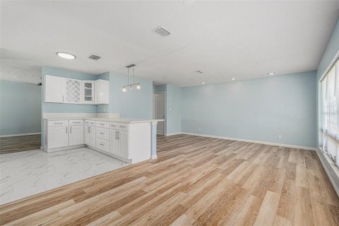 House in Temple Terrace, Florida 4 bedrooms, 177.44 sq.m. № 1805813 - photo 11