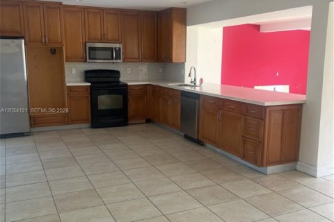 House in Miami, Florida 5 bedrooms, 354.42 sq.m. № 2247609