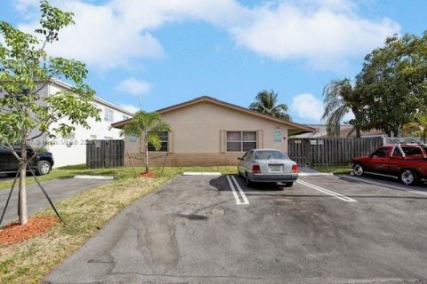 Commercial property in Pompano Beach, Florida 206.15 sq.m. № 2019482 - photo 4