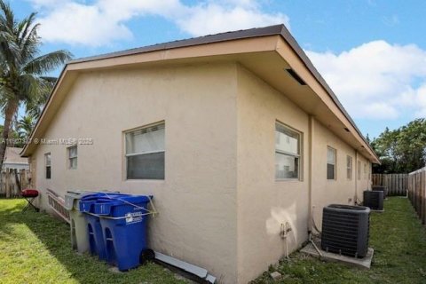 Commercial property in Pompano Beach, Florida 206.15 sq.m. № 2019482 - photo 16