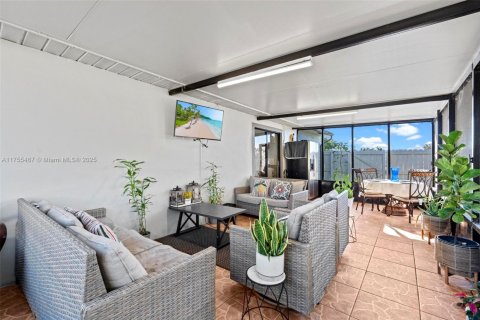 House in Royal Palm Beach, Florida 3 bedrooms, 106.09 sq.m. № 1981747 - photo 11