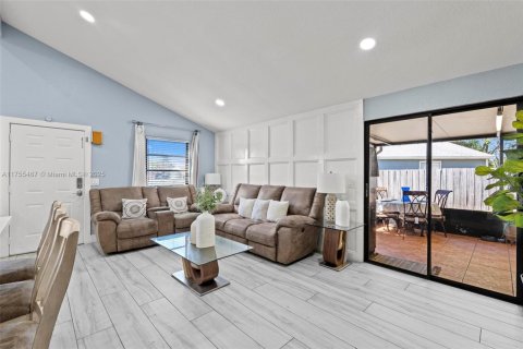 House in Royal Palm Beach, Florida 3 bedrooms, 106.09 sq.m. № 1981747 - photo 4