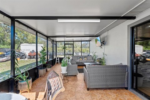 House in Royal Palm Beach, Florida 3 bedrooms, 106.09 sq.m. № 1981747 - photo 12