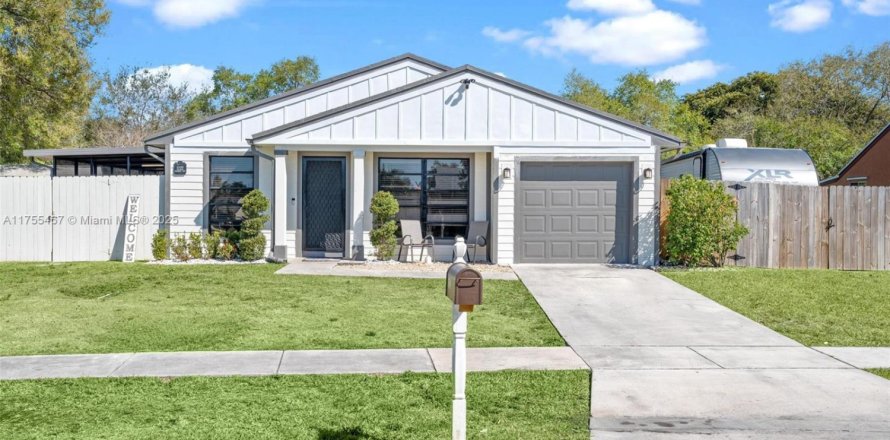 House in Royal Palm Beach, Florida 3 bedrooms, 106.09 sq.m. № 1981747