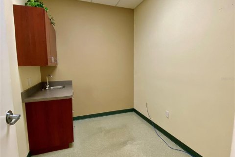 Propiedad comercial en alquiler en Lady Lake, Florida, 140.47 m2 № 1884266 - foto 6