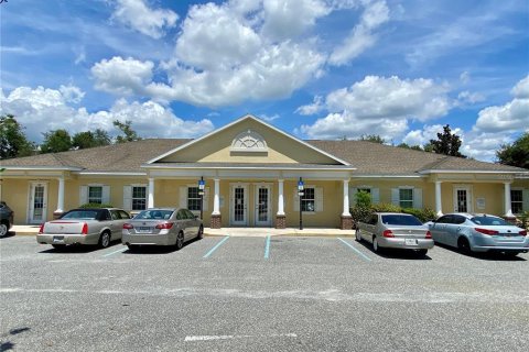 Propiedad comercial en alquiler en Lady Lake, Florida, 140.47 m2 № 1884266 - foto 1