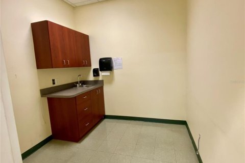 Propiedad comercial en alquiler en Lady Lake, Florida, 140.47 m2 № 1884266 - foto 4