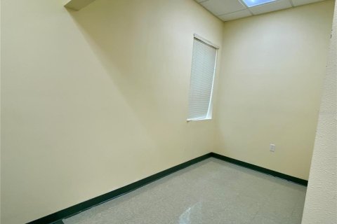 Propiedad comercial en alquiler en Lady Lake, Florida, 140.47 m2 № 1884266 - foto 15