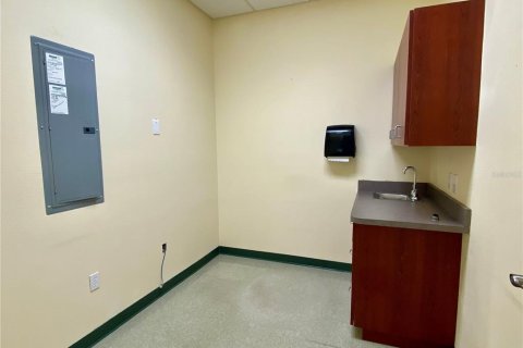 Propiedad comercial en alquiler en Lady Lake, Florida, 140.47 m2 № 1884266 - foto 5