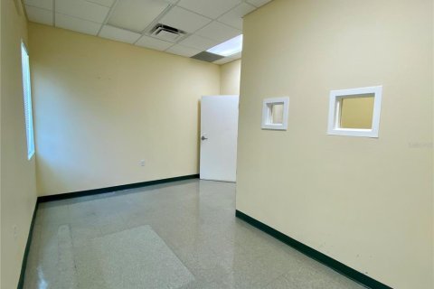 Propiedad comercial en alquiler en Lady Lake, Florida, 140.47 m2 № 1884266 - foto 10