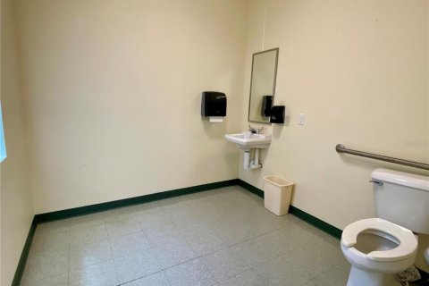 Propiedad comercial en alquiler en Lady Lake, Florida, 140.47 m2 № 1884266 - foto 17