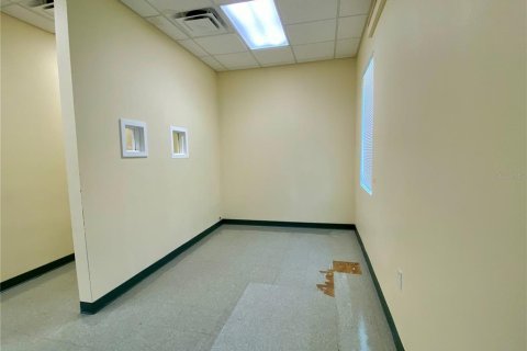 Propiedad comercial en alquiler en Lady Lake, Florida, 140.47 m2 № 1884266 - foto 9