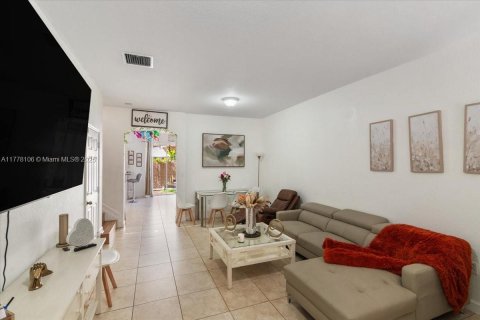 Townhouse in Miami, Florida 4 bedrooms, 163.32 sq.m. № 1712905 - photo 13